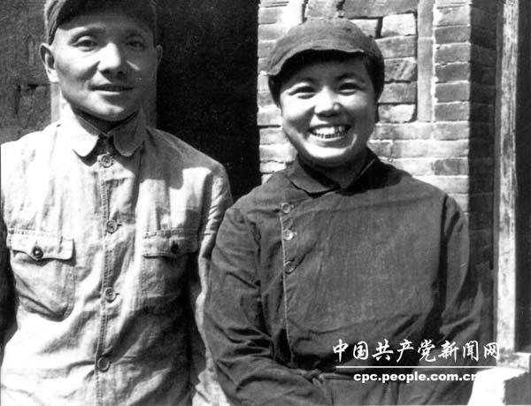 1939年9月，鄧小平、卓琳在延安結婚。這是婚后回到太行山的鄧小平和卓琳。