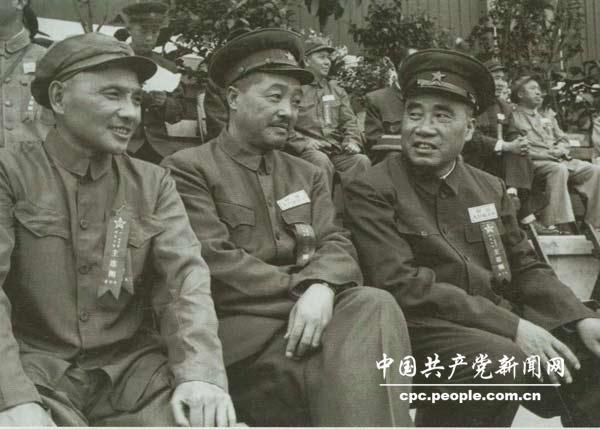 1952年8月，人民解放軍建軍25周年，全軍體育運動大會在北京舉行。鄧小平和朱德、賀龍在主席台上。