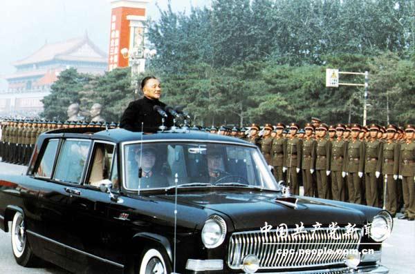 1984年10月1日，中華人民共和國建國35周年，鄧小平檢閱人民解放軍三軍部隊。