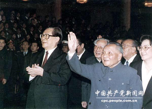 在1989年11月召開的中央軍委擴大會議上，鄧小平在江澤民的陪同下，同大家一一握手，並高興地和大家合影留念。