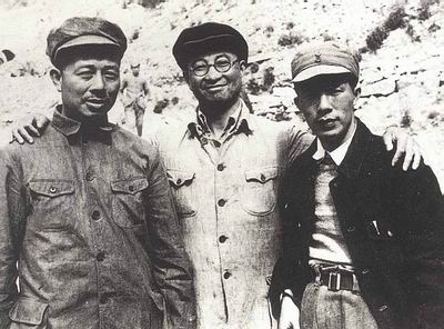 1943年，在延安中央黨校陳賡（中）與莫文華（右）、陳郁在一起