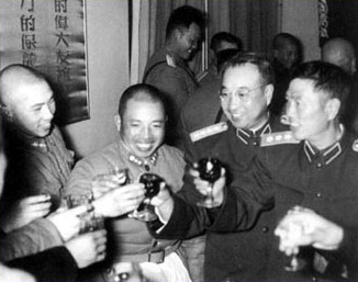 1955年11月，陳賡、鄧華和部隊指戰員一起就餐