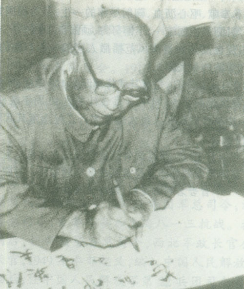 1985年9月，董其武在抗日戰爭勝利40周年展覽剪彩儀式上簽字。