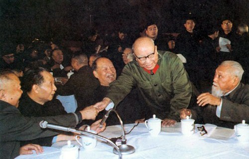 1982年春節董其武同各界人士在一起，左起為李先念、胡耀邦、彭真、董其武、胡厥文。