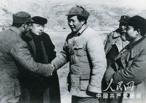 1944年，毛澤東和陳毅（左2）、聶榮臻（左4）、李富春（左5）、王震（左1）在延安。