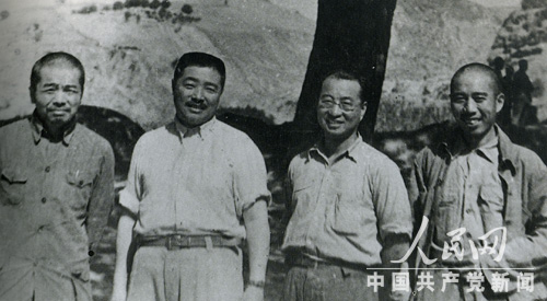 1947年7月，中央在陝西靖邊小河村召開前委會時，彭德懷、賀龍、陳庚、王震合影。