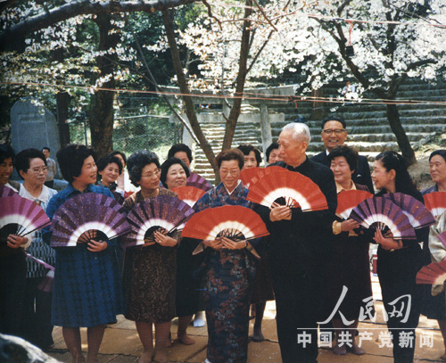 1984年，王震率中日友好訪日代表團訪問日本，在鬆山市道后公園和日本婦女共同起舞
