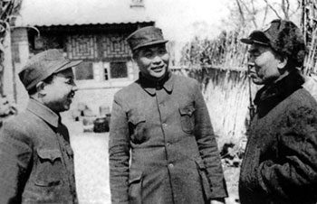 1948年，遼沈戰役期間肖勁光（中）、肖華（左）會見率部起義的國民黨駐長春的第60軍軍長曾澤生。
