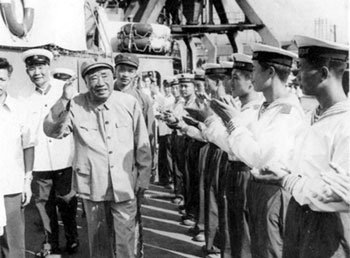 1974年8月19日，肖勁光司令員陪同朱德委員長在北戴河海區檢閱海軍新型艦艇部隊，受到海軍指戰員熱烈歡迎。