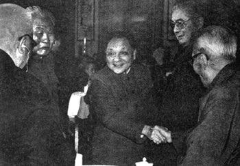 1981年1月，鄧小平在政協禮堂會見肖勁光（左二）等