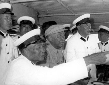 1974年8月，肖勁光（前左一）陪同朱德（前左二）視察海軍北海艦隊223驅逐艦，並觀看潛艇表演。