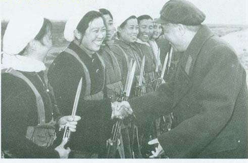1964年，陳再道與民兵在一起