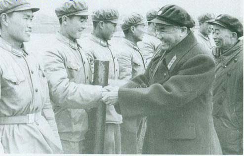 1964年，武漢軍區司令員陳再道與政委鐘漢華同炮手們在一起