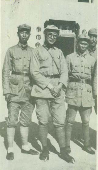 1936年底，萧克（左起）、刘伯承、陈再道、耿飙在甘肃
