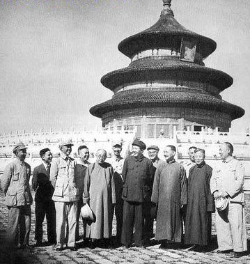 1949年9月19日，毛澤東邀請部分國民黨起義將領和民主人士游覽天壇。前排右二李明揚、右三程潛、右五張元濟、右六陳明仁﹔后排右三李明灝、右四程星齡。