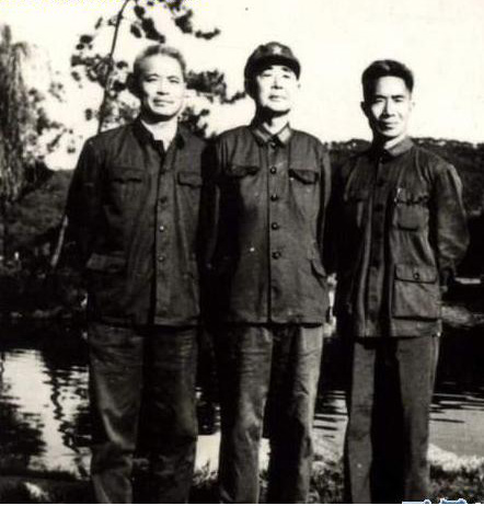 六十年代后期，陳明仁（中）與長子陳揚釗（右）、次子陳揚銓（左）