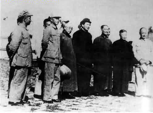 毛澤東同程潛、陳明仁等人合影，從左至右：一為粟裕，二為陳明仁，四為毛澤東，五為程潛，七為陳毅