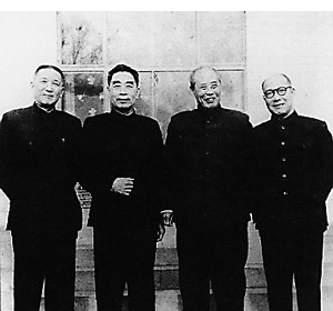 1962年春節前，傅作義（左三）與周恩來（左二）、張治中（左一）、、屈武（左四）在一起。