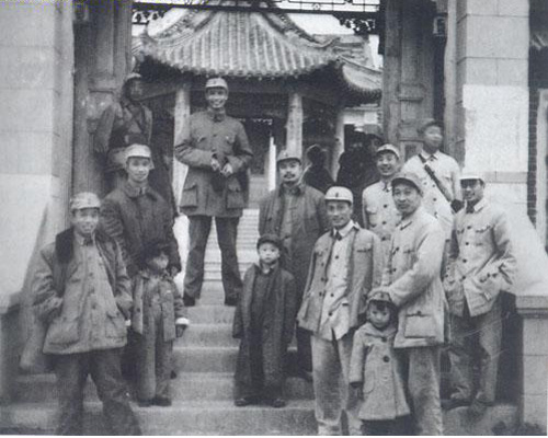 1948年9月，鐘期光與饒漱石、粟裕、譚震林、張震在濟南千佛山
