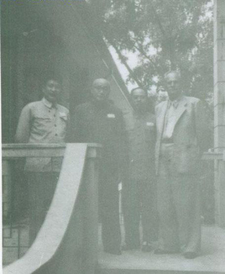 1954年，鐘期光（左起）和劉伯承、陳伯鈞、羅赫裡斯基在軍事學院