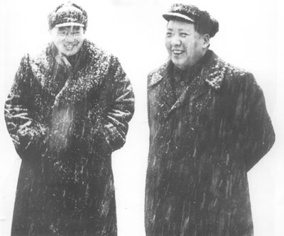 1953年，羅瑞卿陪同毛澤東在雪中視察