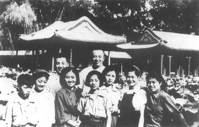 1951年夏，羅瑞卿與公安部的青年們在一起。