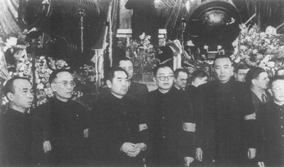 1953年3月8日，羅瑞卿隨中國黨政代表團赴蘇聯參加斯大林葬禮。圖為中國代表團在蘇聯工會大廈圓柱大廳。左起：李富春、郭沫若、周恩來、張聞天、羅瑞卿。