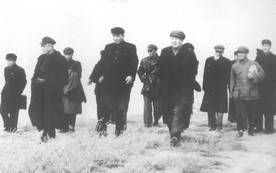 1952年10月，羅瑞卿（前排左二）陪同毛澤東（左三）視察黃河。