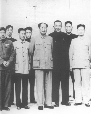 1954年，羅瑞卿陪同毛澤東在廣州越秀山。左三為薛焰。