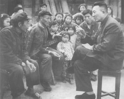 1960年3月，羅瑞卿在家鄉四川南充羅家灣與鄉親們交談。