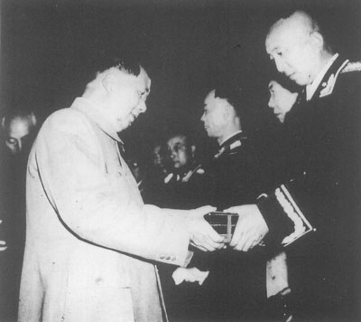 1955年9月，毛澤東為羅瑞卿授勛。
