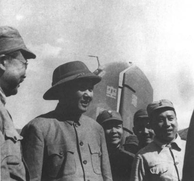 1945年10月11日，毛澤東參加重慶談判后返回延安，譚政（右三）等到機場迎接。