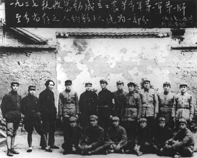 參加1927年秋收起義的部分人員於1937年在延安合影。后排左三為毛澤東、左七為羅榮桓、左八為譚政。