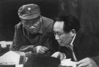1945年，朱德和毛澤東在中共七大主席台上。