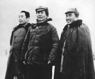 1946年3月4日，朱德和毛澤東、周恩來在延安機場。