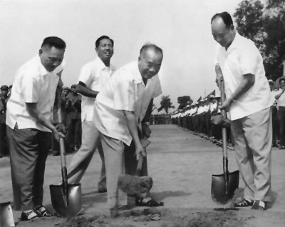 1965年7月1日，朱德和鄧小平、彭真為北京地下鐵道開工破土。