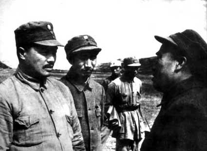 1944年，徐向前（左二）在延安機場與朱德（右一）、賀龍（左一）在一起。