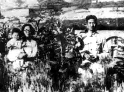 1942年徐向前在延安。左為徐向前的妹妹徐達，懷抱小孩是徐向前的女兒徐魯溪。