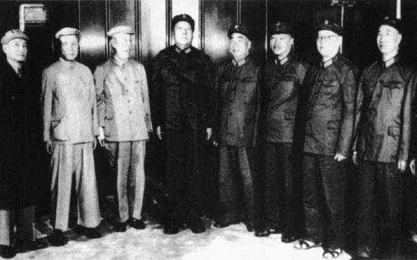 1966年8月18日，毛澤東主席在天安門城樓上和部分老同志合影。左起：陳雲、鄧子恢、董必武、毛澤東、朱德、賀龍、葉劍英、徐向前。