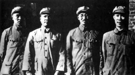 1949年6月，太原戰役結束后，徐向前（右二）與周士第（右一）、陳漫遠（左二）、王新亭（左一）在太原的合影。