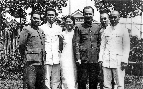 1937年8月，周恩来、朱德、叶剑英在南京参加国民政府军事委员会召开的国防会议。