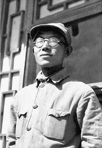 1938年歐陽毅在延安窯洞前留影。
