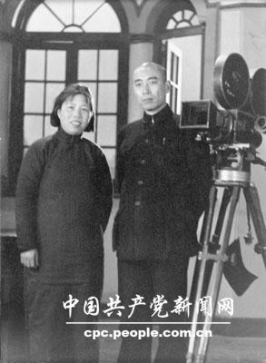 1938年，鄧穎超和周恩來在武漢。這是他們在荷蘭進步友人伊文思贈送給八路軍的電影機前留影。