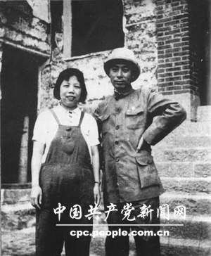 1939年5月，鄧穎超和周恩來在被日本飛機轟炸后的重慶紅岩八路軍辦事處門前留影。