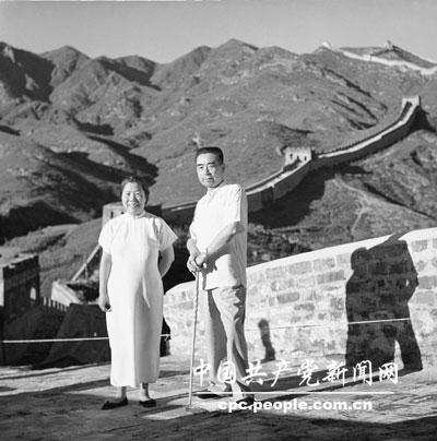 1955年，鄧穎超和周恩來在八達嶺合影。