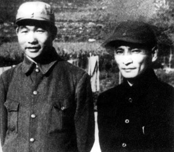 1946年东北民主联军副总司令肖劲光（左）同副政委陈云在东北南满某地合影。