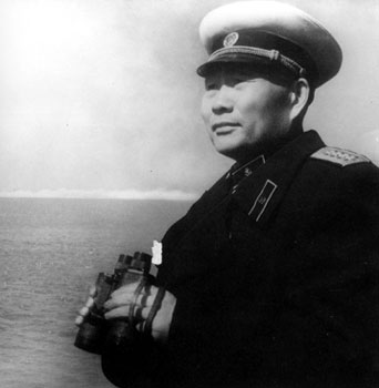 1955年，肖劲光在旅顺检阅舰艇部队并观看海上演习。