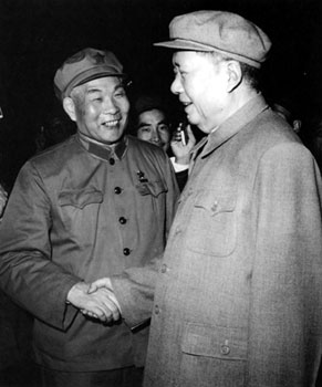 1968年10月1日，毛泽东在天安门城楼上同肖劲光亲切握手。