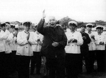 1977年5月，肖劲光视察海军福建某基地部队。