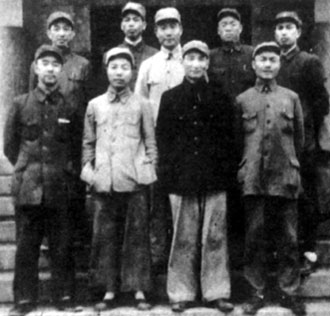 1947年，辽东军区负责人于通化留影左起：第一排沙克、肖华、陈云、罗舜初第二排谢复生、曾国华、肖劲光、韩先楚、吴克华。
